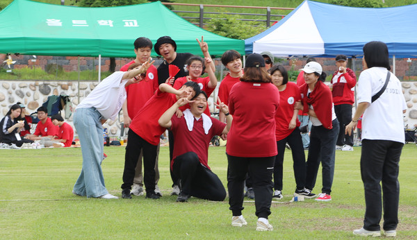 사진을 찍으며 추억을 남기는 학생과 봉사자들.