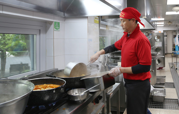 오빠네옛날떡볶이 백동민 대표. 이날 500인분의 떡볶이와 순대, 어묵을 준비해 맛있는 점심을 완성했다.