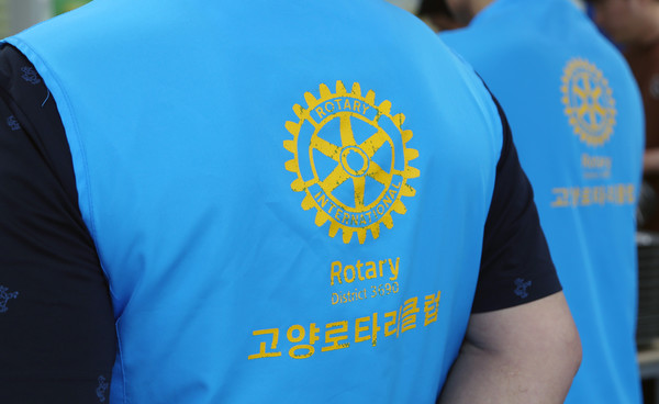 고양로타리클럽 회원들도 홀트학교 운동회에 동참해 봉사 활동을 했다.