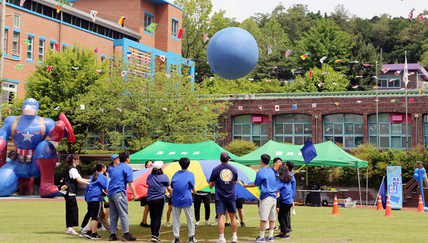 날아라 슈퍼볼 게임을 하는 홀트학교 학생들과 학부모, 선생님, 봉사자들.