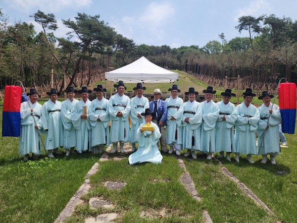 기신제향에 참여한 헌관과 집사들이 기념촬영을 했다. [사진제공=이은우]