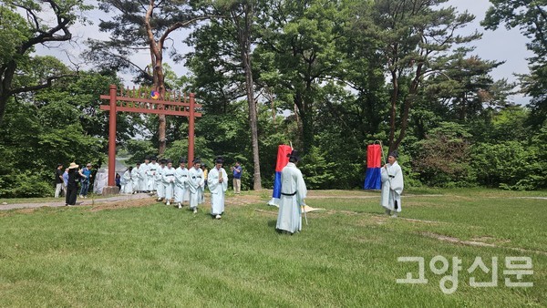 제향을 지내기 위해 홍살문을 통해 입장하는 모습