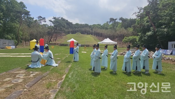 제향을 지내는 모습