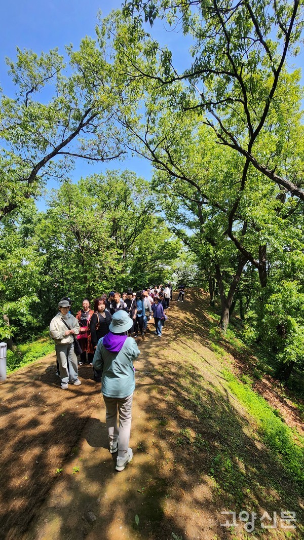 김옥석 해설사의 설명을 들으며 토성을 걷는 학생들