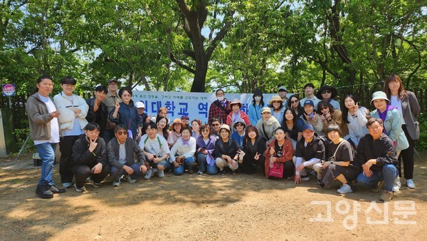협동조합 행호유람의 '신행호관어도 손수건 체험'을 실시한 후 단체사진 촬영을 했다.