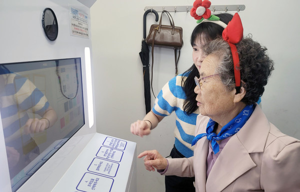 디지털 체험활동을 하는 한 어르신.