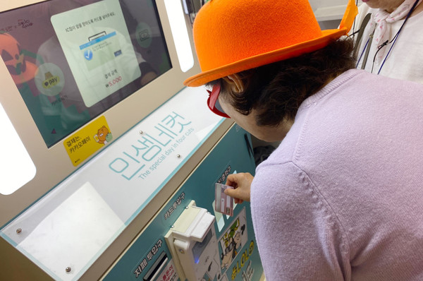 인생네컷에 도전하는 참여자.