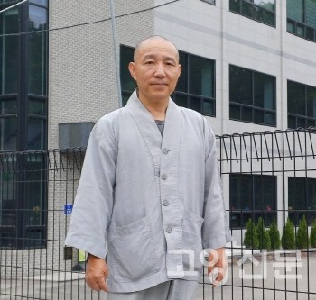 실천불가승가회와 불교기후행동 공동대표를 맡고 있는 일문 스님은 불교계를 대표하는 사회참여적 인사 중 한 명이다.