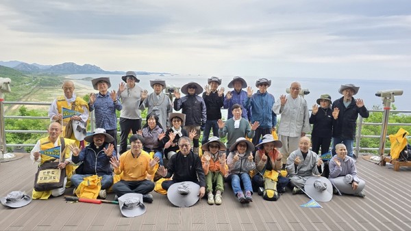 7대 종교 성직자 30여 명으로 꾸려진 2025 DMZ생명평화순례단은 19일 강원도 고성 통일전망대를 출발해 분단의 현장을 따라 파주 임진각까지 18박 19일을 함께 걷는다.  [사진제공=DMZ생명평화순례단]