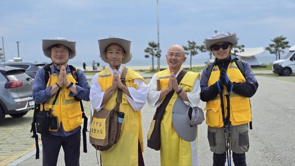 일본불교 승려인 잇코 스님(오른쪽 두 번째)은 지난해에 이어 올해도 DMZ생명평화순례에 동참했다. 