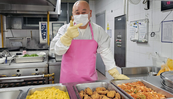‘짜장스님' 천운스님이 ‘사랑의 우동 나눔’을 열었다.