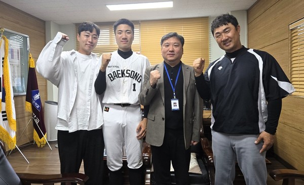 (왼쪽부터) 신한빛 야구부 담당교사, 이인준(3학년) 야구부 주장, 주영호 백송고등학교 교장, 박종호 야구부 감독
