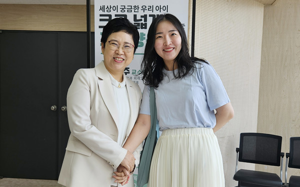 왼쪽부터)정현남 고양시어린이집연합회 국공립분과장과 참여 학부모.