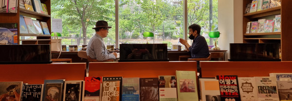 김언호(왼쪽) 한길사 대표가 지난 13일 경기 고양시 향동동에 있는 '미스터 버티고' 신현훈(오른쪽) 책방 대표와 인터뷰하고 있다.