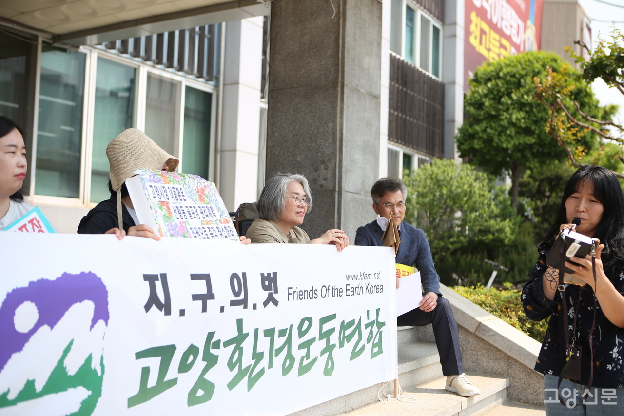 ‘산황산골프장백지화범시민대책위’라는 이름으로 모인 시민들이 27일 고양시청 본관 계단에서 산황산을 지키려는 마음에서 모두 한마디씩 했다.
