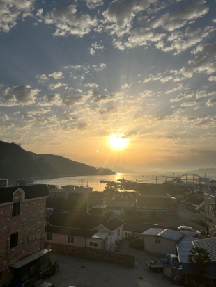 숙소에서 마주하는 일출. 