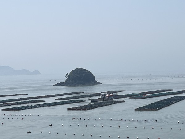 흐린 날 꽃섬과 전복 양식장. 