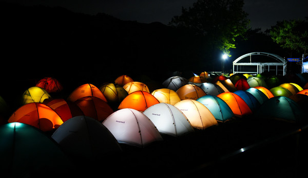야간의 형형색색 몽벨텐트. 알록달록한 컬러가 장관을 연출했다.