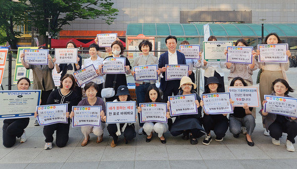  참가자들이 한자리에 함께 했다.