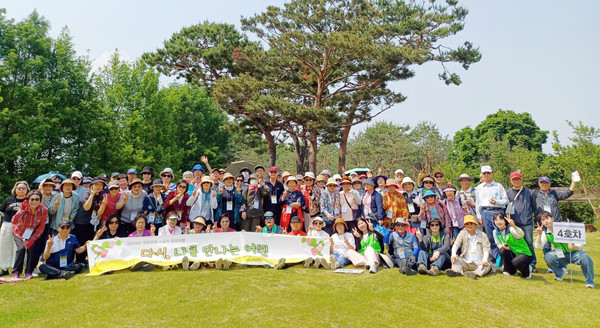 덕양행신종합사회복지관이 ‘2025 국민연금 수급자 공감여행’ 지원사업으로 특별한 여행을 했다.