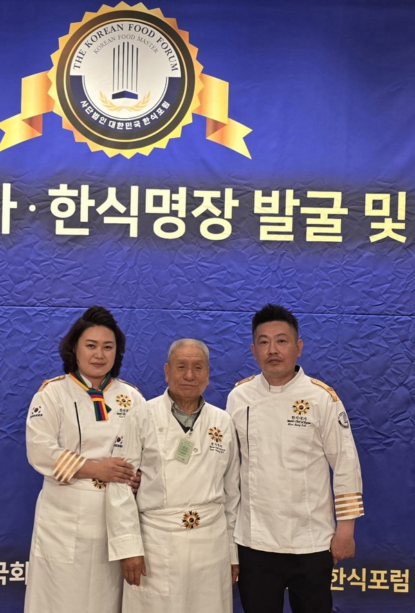 멘토인 손성실 고문(가운데)과 함께한 김혜진 대표(왼쪽)와 남편 김강섭씨(오른쪽) . [사진제공=김혜진]