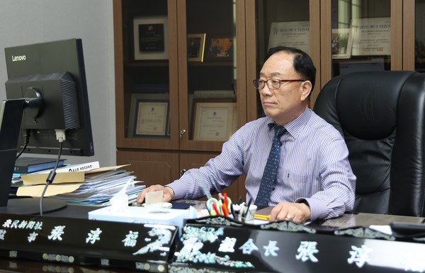 조합원이 있는 현장뿐만아니라 신용사업에도 탄탄함을 구축하기 위해 노력하는 장순복 조합장.