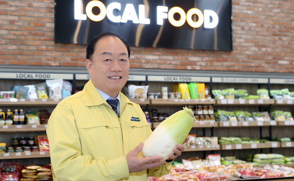 로컬푸드직매장 화수점을 찾은 장순복 조합장. 그는 로컬푸드의 경쟁력은 농민이라고 생각한다.