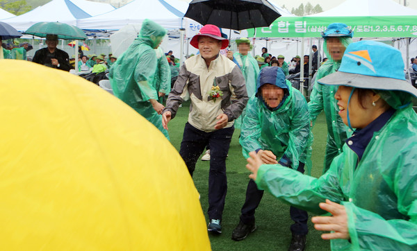 지도농협 한마음대축제에서 조합원과 하나가 되어 게임을 하며 환하게 웃고 있다.