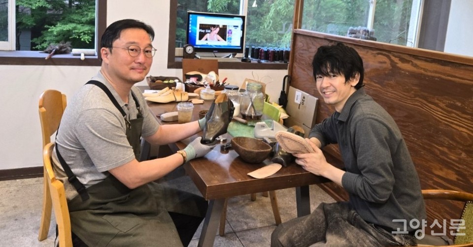 김세형(왼쪽)씨는 최근 양준혁(오른쪽)씨와 함께 수제화 만드는 재미에 푹 빠졌다. 