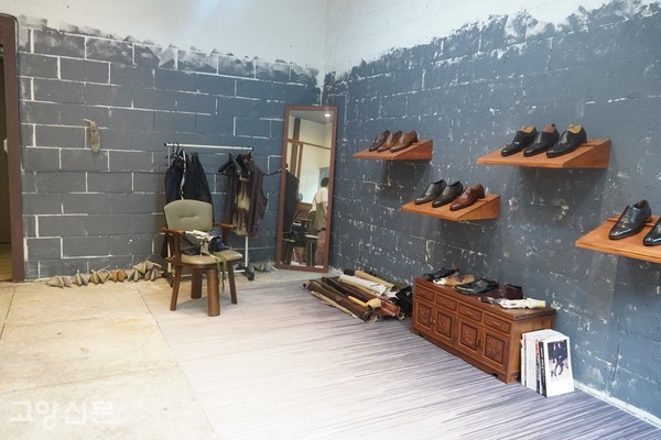 대화역 인근 루피너스 공방에는 양 대표가 만든 수제화들로 가득하다.
