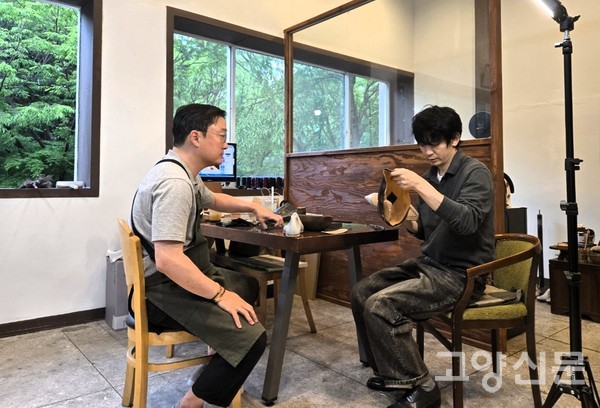 양준혁(오른쪽) 대표가 김세형(왼쪽)씨에게 제법의 원리와 방법을 설명하며 시범을 보이고 있다.