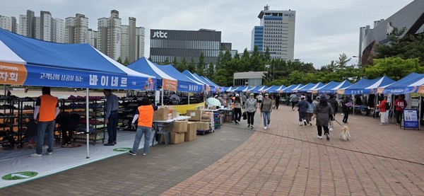 고양상공회의소 사랑의 바자회는 지역 53개 업체가 참여했다. [사진제공=고양상공회의소]