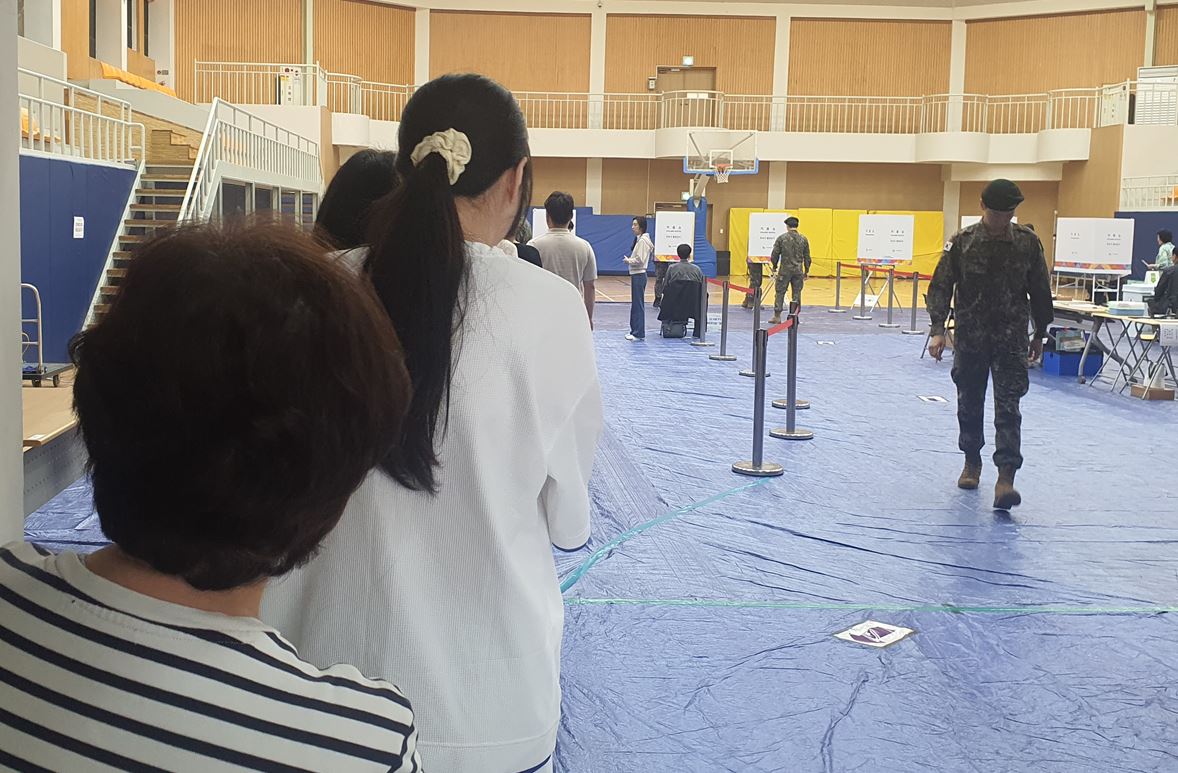 29일 제21대 대통령선거 사전투표 첫날, 고양시민들이 고양시청 체육관에 마련된 투표소에서 투표를 하고 있다.