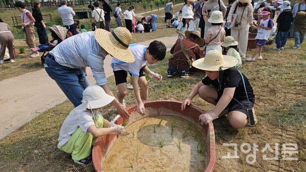 모를 어떻게 내야 하는지 설명을 듣고 있는 어린이들