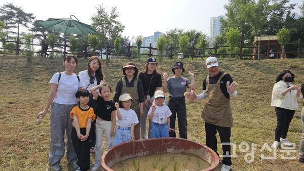 모내기 후 함께 사진을 찍는 참가자들.