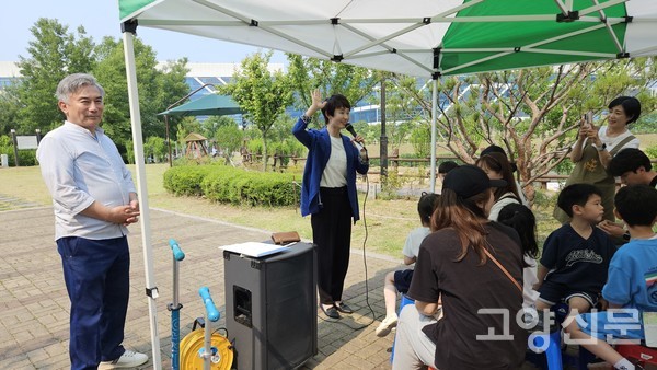 행사에 대해 인사말을 하고 있는 강현주 리프메이커스 공동대표(오른쪽)와 임현철 회장(왼쪽)