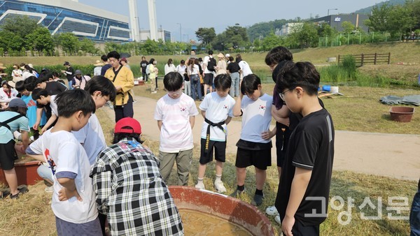 모심기 교육을 받고 있는 나라찬부부태권도장 학원생들