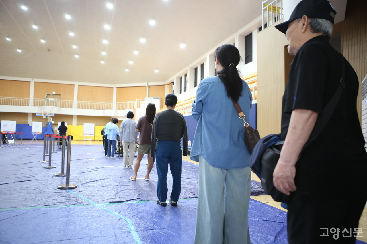 30일 제21대 대통령선거 사전투표 둘째 날, 고양시청 체육관에 마련된 투표소에서 유권자들이 소중한 한 표를 행사하기 위해 줄을 서있다. 이날 투표소는 이른 아침부터 차분한 분위기 속에 투표를 하려는 시민들의 발길이 이어졌다. 이번 고양시 사전투표율은 33.58%로 2년전 제20대 대선 당시 고양시 사전투표율 34.48%보다 낮게 나타났다. 이번 대선이 조기에 치러지면서 통상 금요일과 토요일이었던 사전투표날이 이번에는 목요일과 금요일로 이틀 모두 평일이었던 것이 영향을 미친 것으로 분석된다.