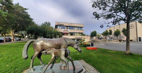 노르웨이 오슬로 인근 소도시 오스(Åa) 지자체 시청 앞에 시를 상징하는 말 조각상이 있다. 멀리 지방선거 투표 참여를 위한 행렬이 서있다. [이철규 북유럽특파원]