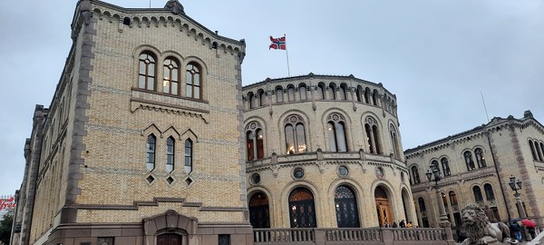 노르웨이 왕국 앞 칼요한거리 중앙에 위치한 노르웨이 국회의사당 (Stortinget). [이철규 북유럽특파원]