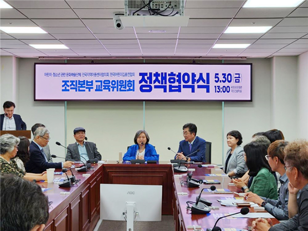 어린이·청소년·영유아 3대 교육단체 정책 협약식 모습 (가운데 강민정 위원장 오른쪽 성기선 공동위원장) [사진제공 = 더불어민주당 이재명 후보 조직본부 교육위원회]