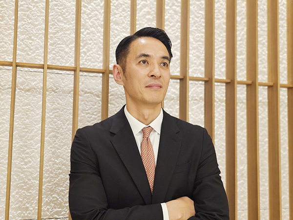 양봉철 소노캄 고양 총지배인은 “호텔리어에게 가장 중요한 자질은 어학이나 지식이 아니라 인성”이라며 “수백 대의 차량 번호를 외우고, 고객의 작은 습관까지 기억하는 일은 단순히 암기가 아니라 사람에 관한 관심과 애정의 표현”이라고 말했다.