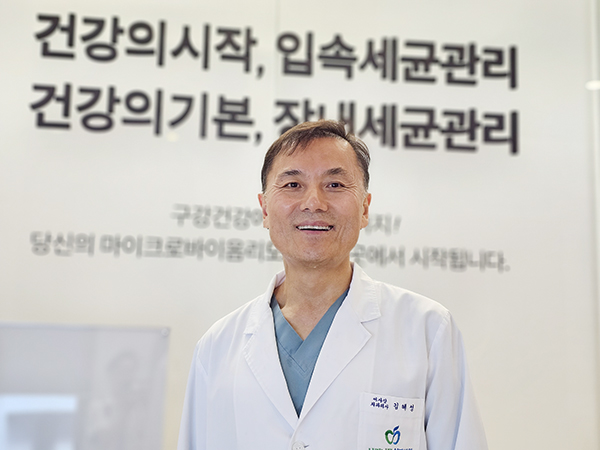 김혜성 사과나무의료재단 사과나무치과병원 이사장은 “환자들이 진료비가 부담돼서 우리 병원에 못 오는 건 이해해도, 신뢰를 못 해서 안 오는 일이 있어선 안 된다고 늘 직원들에게 강조한다”며 “단순한 치료를 넘어 함께 나이 들어가며 건강하게 살아가는 지역 주민들의 삶의 동반자가 되고 싶다”고 말했다. 