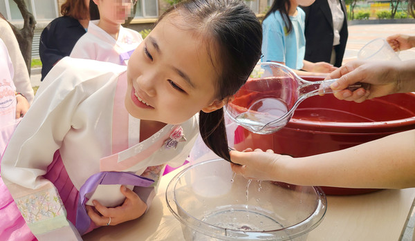 창포물로 머리를 감는 원흥초등학교 학생.