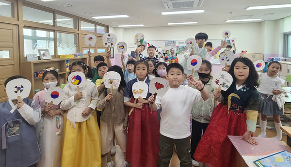 체험을 즐기는 학생들. 네 번째 행사이지만 늘 즐거운 모습이다.