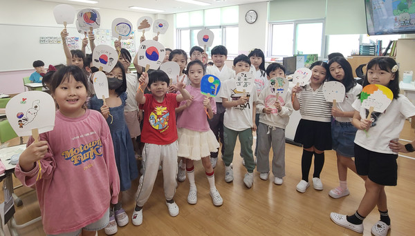 또 다른 반 학생들도 원흥단오제의 프로그램을 즐거워 했다.