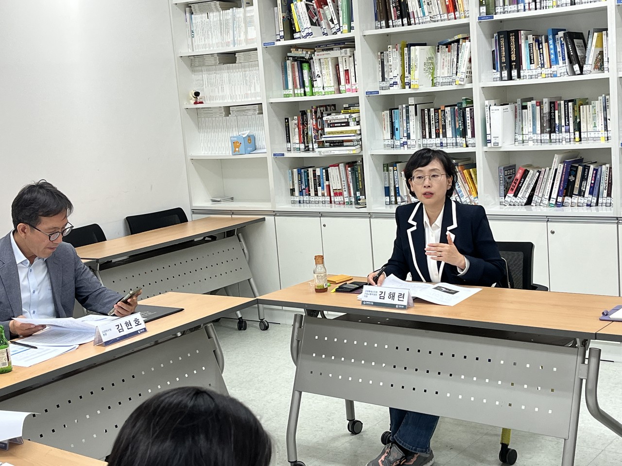 김해련 고양시의원이 지난 27일 고양연구원에서 열린 ‘국립현대미술관 고양관 건립 유치 기본구상’ 연구심의평가위원회에 외부평가위원 자격으로 참석했다. [사진제공 = 김해련 의원]