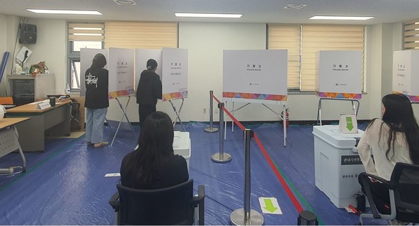 주엽1동 행정복지센터에 마련된 투표소 모습.