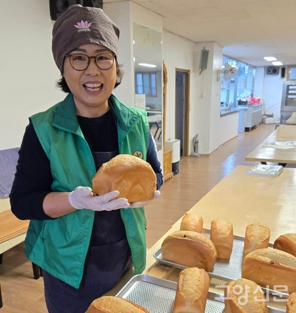 윤미선 부녀회장은 매주 화, 목 길상사에서 소외계층 나눔을 위한 빵굽기 봉사에 참여하고 있다.