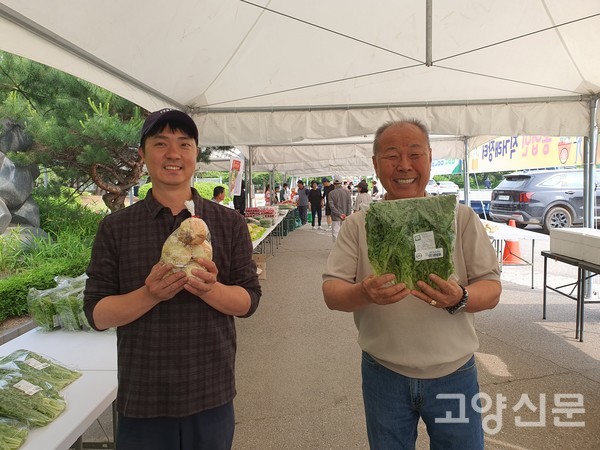 염현수 협의회장(오른쪽)과 도상목 사무국장.